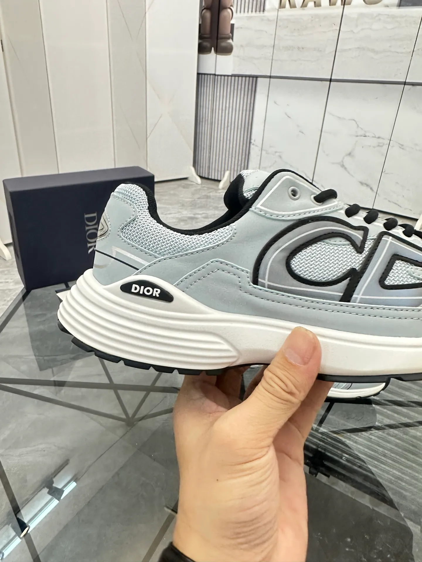 Men's shoes: 💰P400¥ Available in Guangzhou Product trademark: Dior* "Dior*" low-top casual shoes Regular size: 35-46 (can be customized to 47) Couple style Product materials: Upper imported cowhide stitched with original fabric, breathable lining, ultra-light foam original outsole. No.: 007